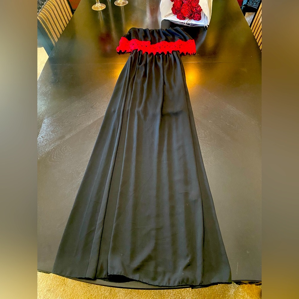 Sleeveless black dress Size M